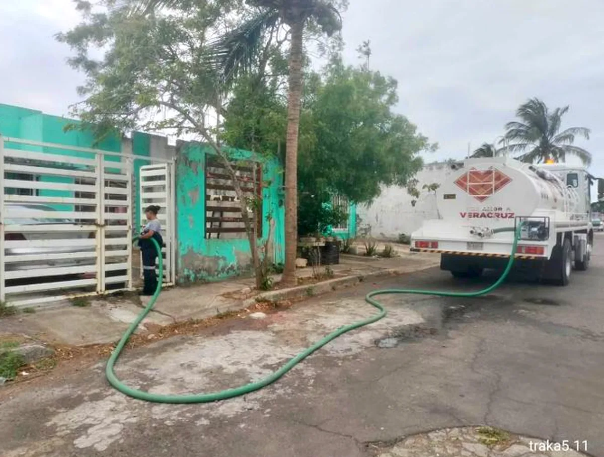Agua bomba nueva llega a Colinas de Santa Fe, donada por la gobernadora Rocío Nahle García — Hoy Xalapa
