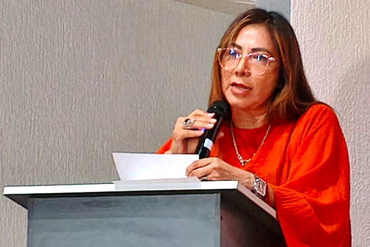 Luz Yazmin Villagrán Villegas durante la presentación de los libros Mi caja de luz y El nacimiento de Fotón en el Teatro Digital de Kaná