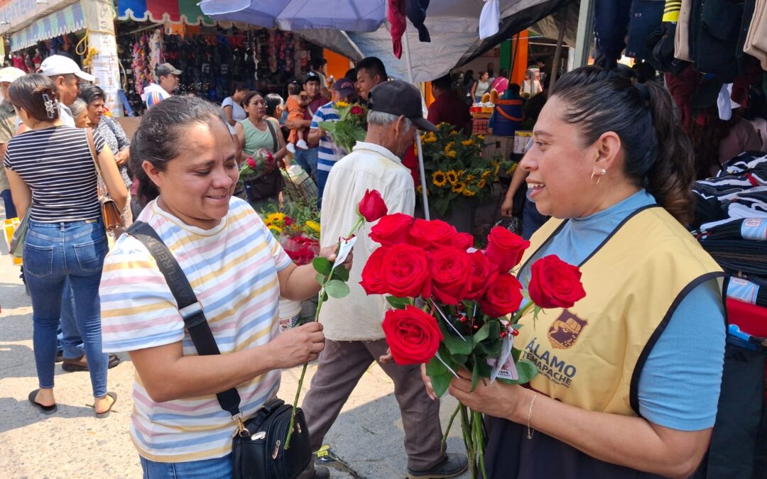 Con mariachis y flores, gobierno de Álamo felicita a las madres en su día
