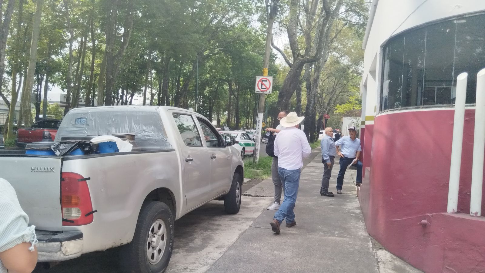 Ganaderos protestan en Xalapa por baja de 200 productores lecheros