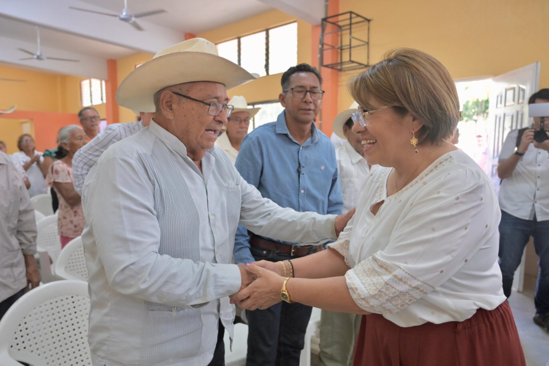 Alcaldesa de Veracruz anuncia apoyos al campo con pacas y módulo agrario