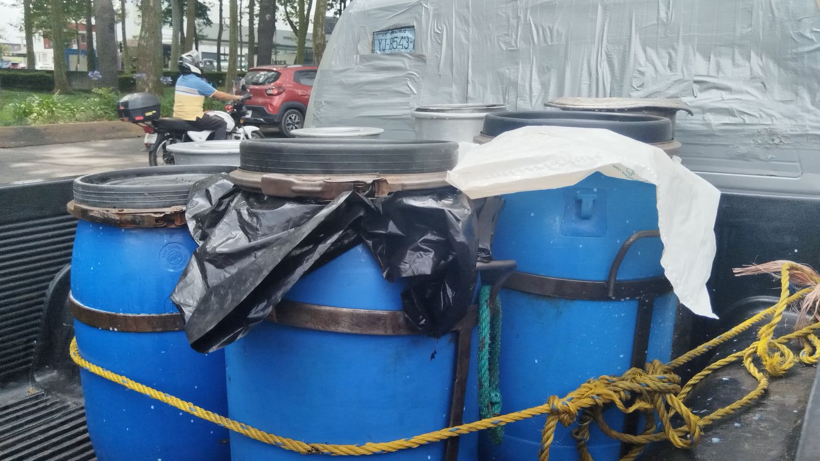 Ganaderos del Frente Nacional Lechero se manifiestan frente a instalaciones de Leche para el Bienestar en Xalapa