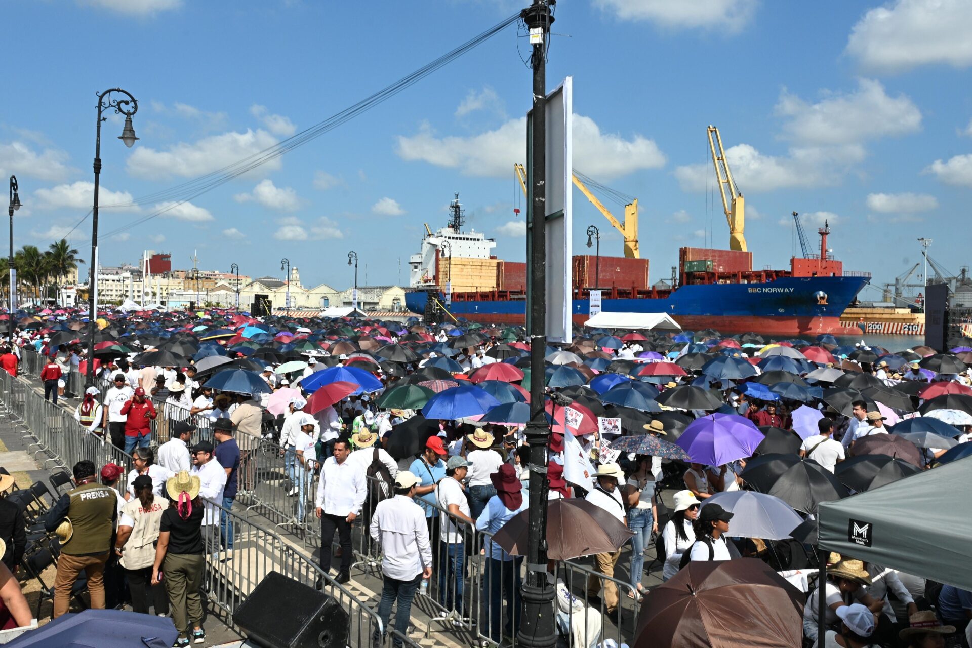 Rosa María Hernández Espejo en la Macroplaza de Veracruz reconociendo el liderazgo de Claudia Sheinbaum y Rocío Nahle