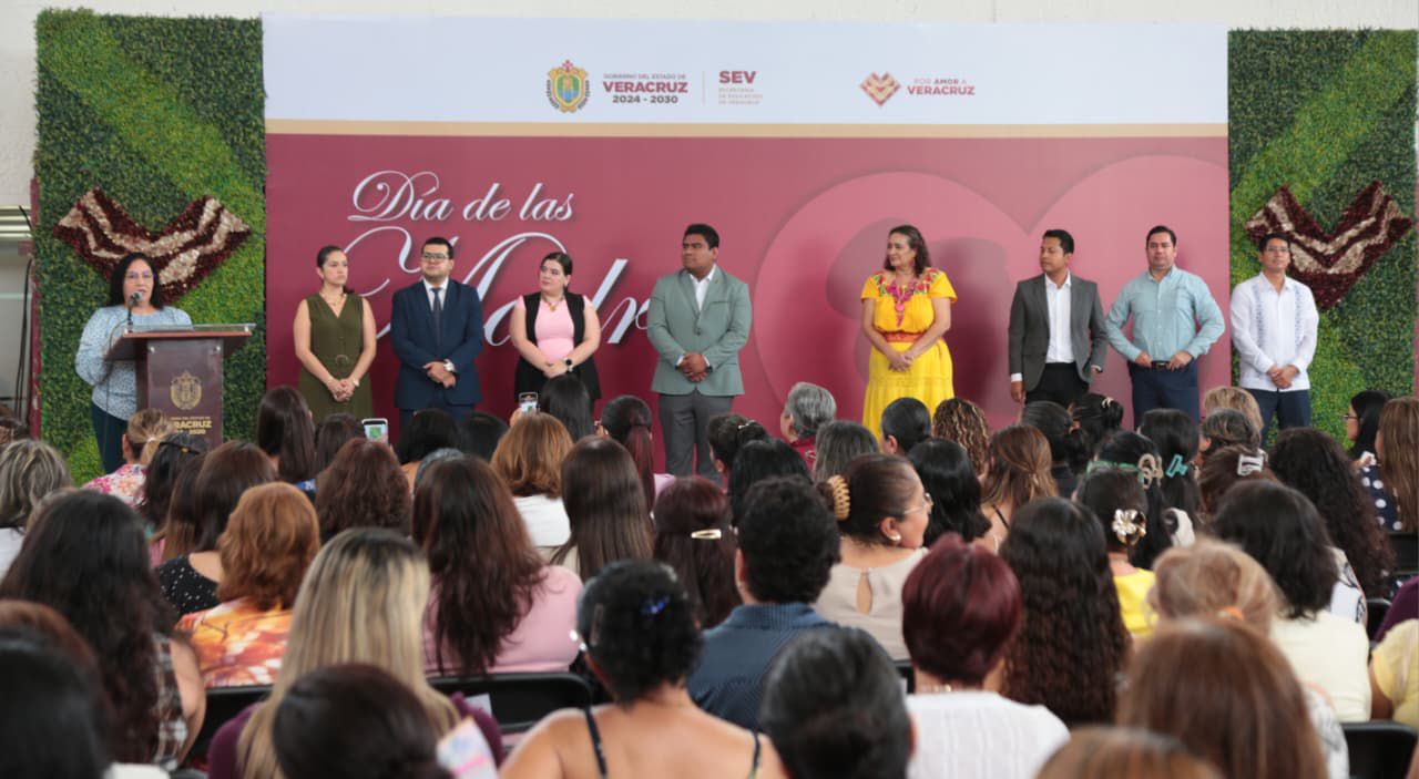 Secretaria de Educacion Claudia Tello Espinosa y madres trabajadoras en evento de reconocimiento