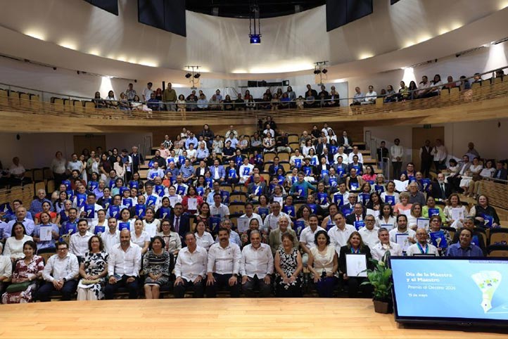 Ceremonia de reconocimiento a maestros en la Sala Anexa de Tlaqná