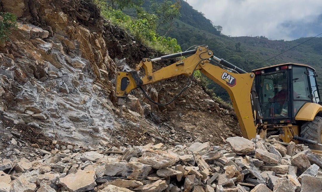SICT avanza en reconstrucción de caminos en Zongolica