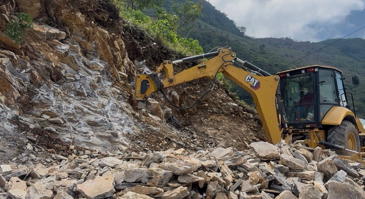 Trabajos de reconstrucción carretera en Zongolica