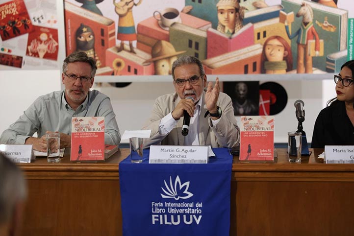 El rector Martín Aguilar Sánchez presenta el libro Más allá de la democracia neoliberal en la FILU