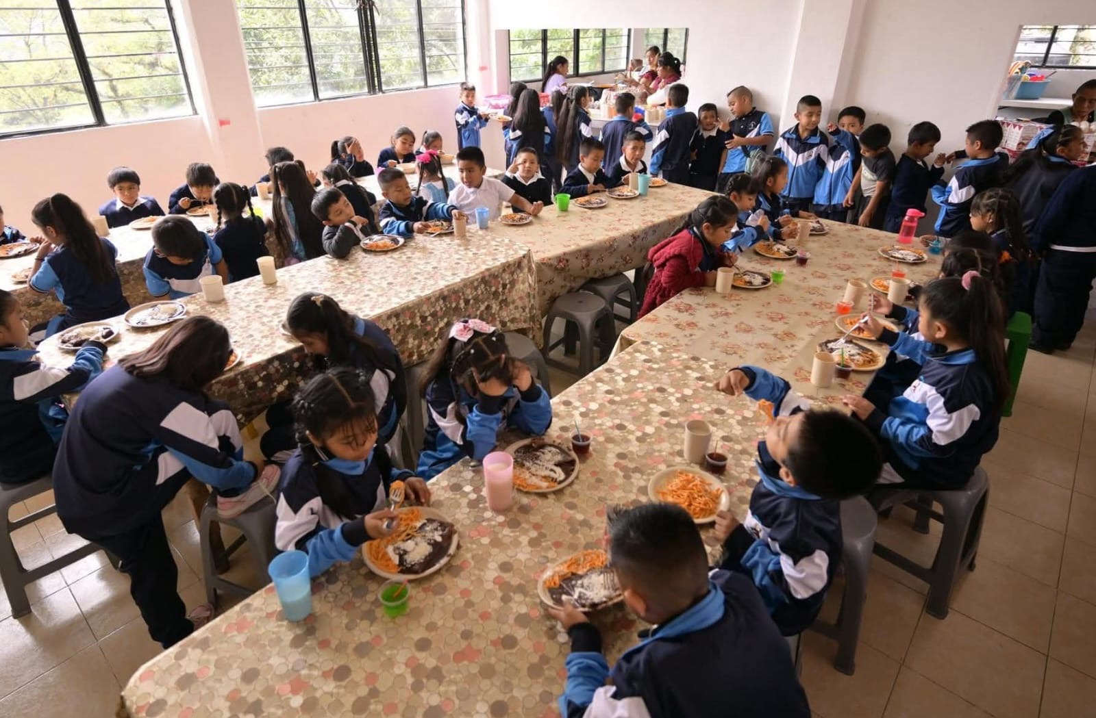 Rocío Nahle supervisa desayunos escolares en Magdalena