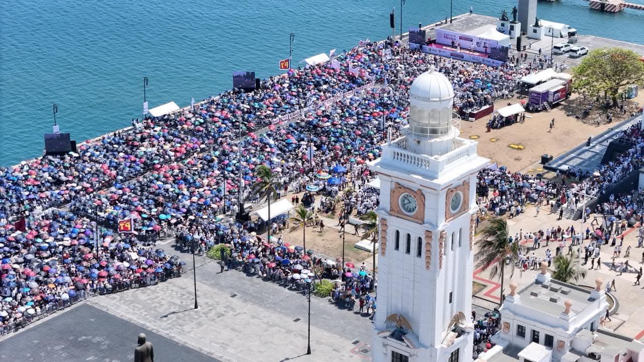 Gobernadora Rocío Nahle durante evento en la Macroplaza del puerto de Veracruz