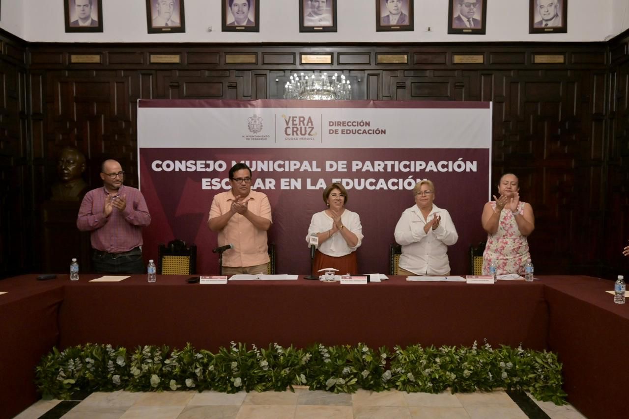 La alcaldesa Rosa María Hernández Espejo durante la instalación del Consejo Municipal de Participación Escolar