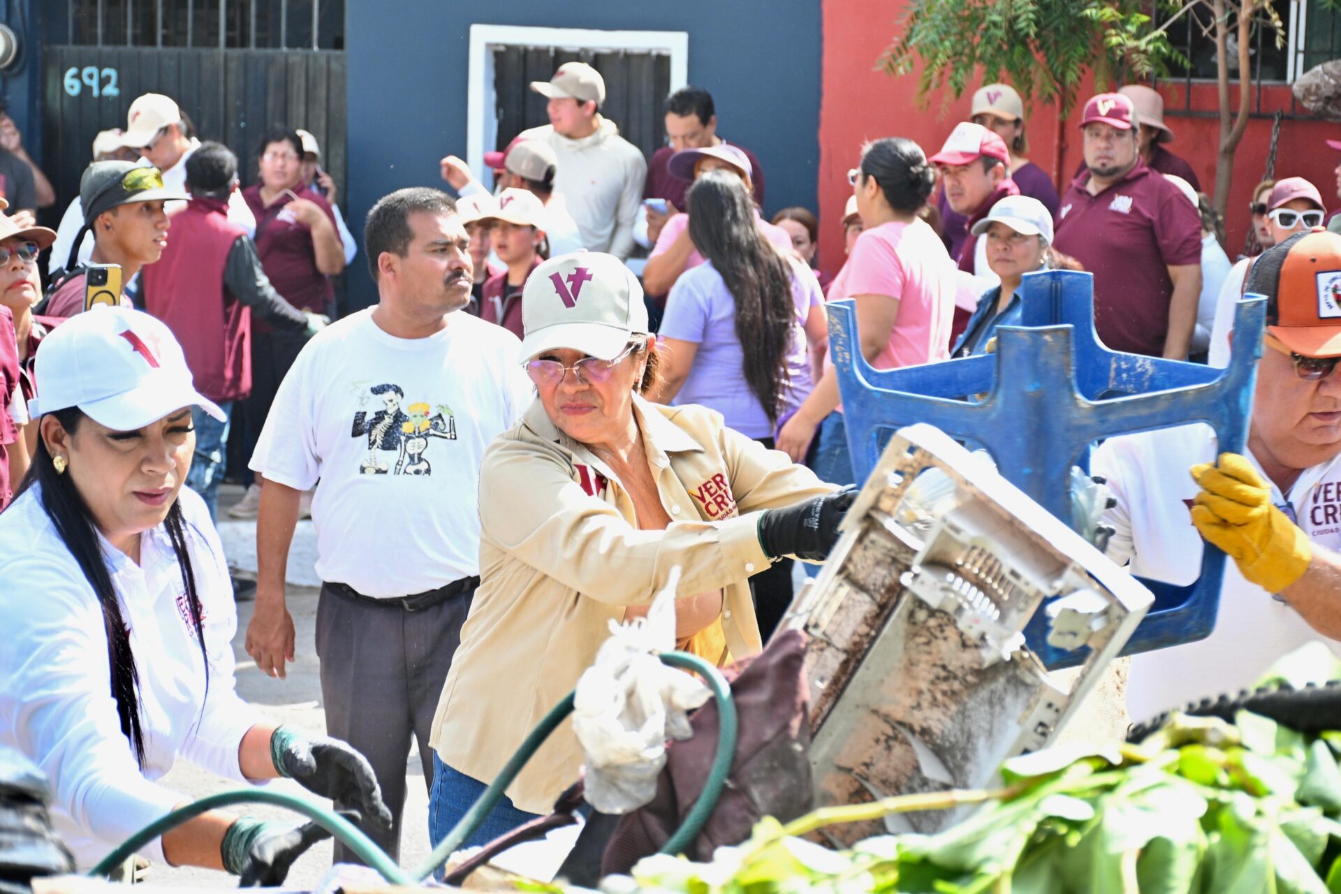 La alcaldesa Rosa María Hernández durante la jornada de descacharrización en la colonia Hidalgo
