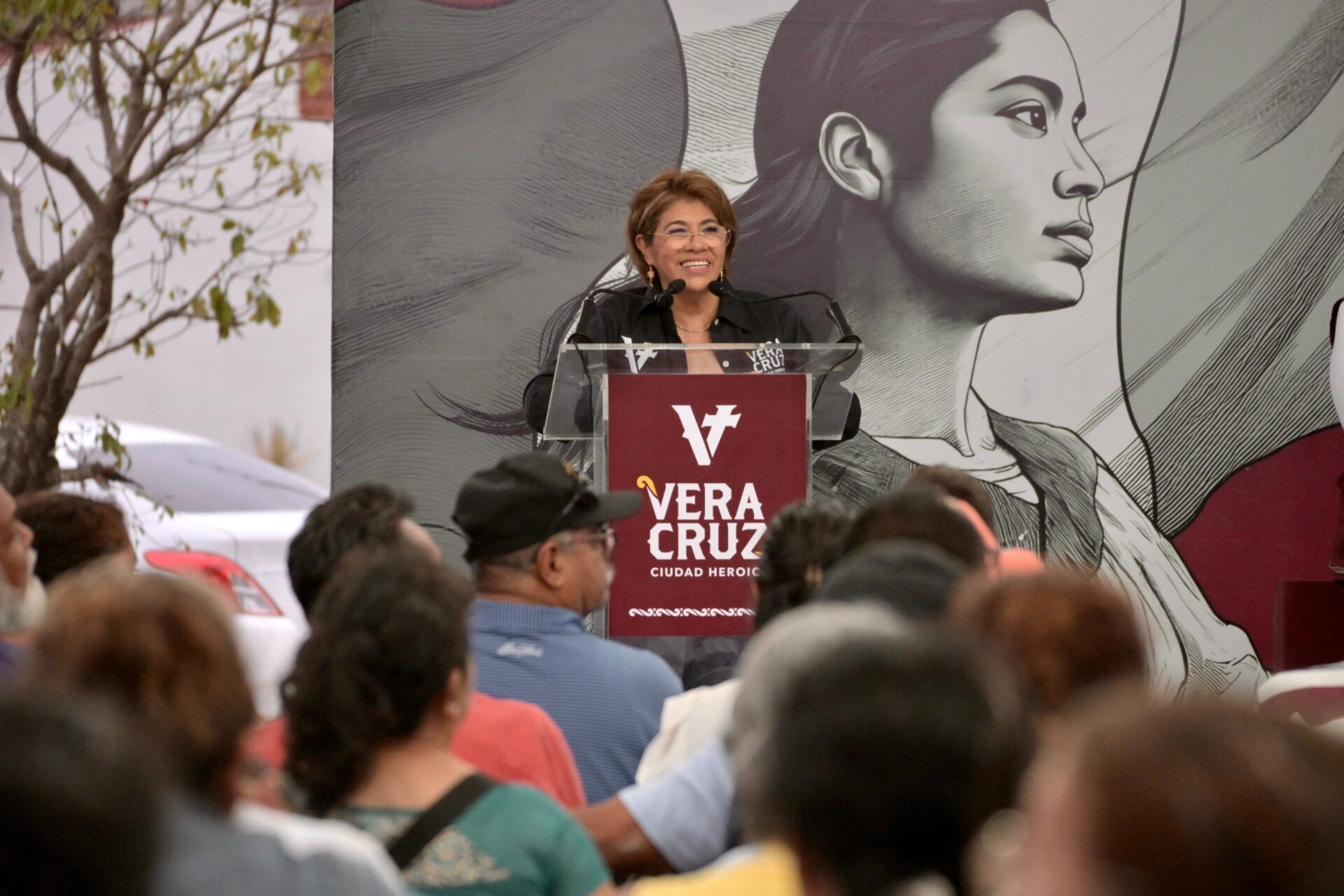Alcaldesa de Veracruz Rosa María Hernández Espejo durante programa Jueves en tu Colonia
