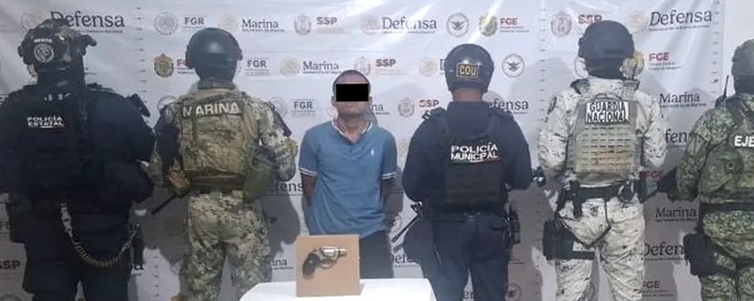 Rescatan a dos individuos y capturan más de 200 dosis de sustancias sospechosas de ser drogas