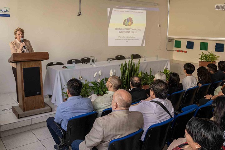 Olga Infante Pedreira durante el seminario Desafíos actuales en psicología de la salud en el IIP-UV