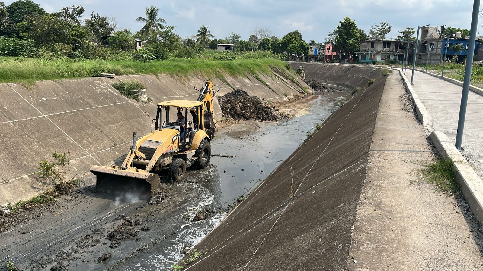Trabajadores de Servicios Públicos limpian un dren pluvial en la colonia Heroica Veracruz