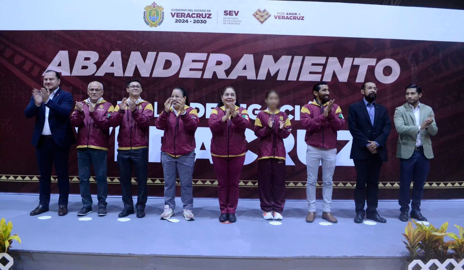 Ceremonia de abanderamiento de la delegación veracruzana por parte de la SEV