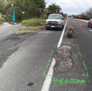 Trabajos de bacheo en carretera federal libre de peaje en Veracruz