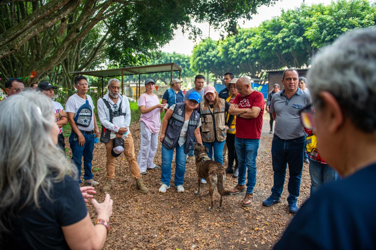 Daniela Griego recorre Xalapa 2000 y llama a la unión vecinal