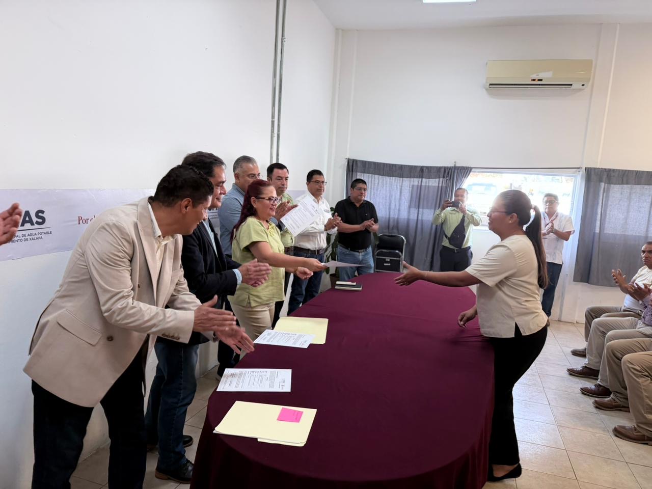 Daniela Griego entrega 14 plazas a personal de la CMAS en Xalapa