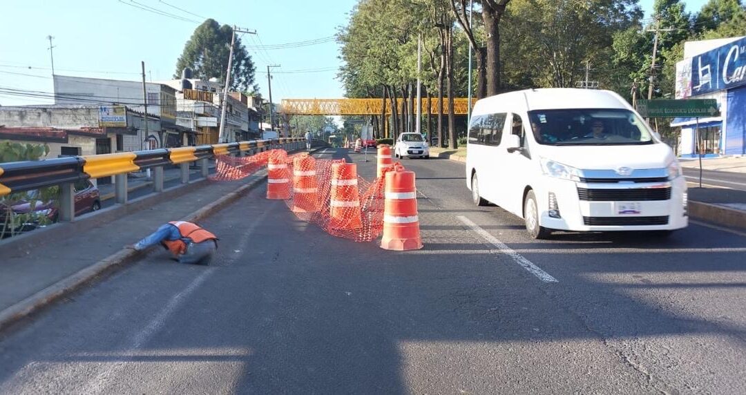 Atienden socavón en Lázaro Cárdenas con reducción de carril