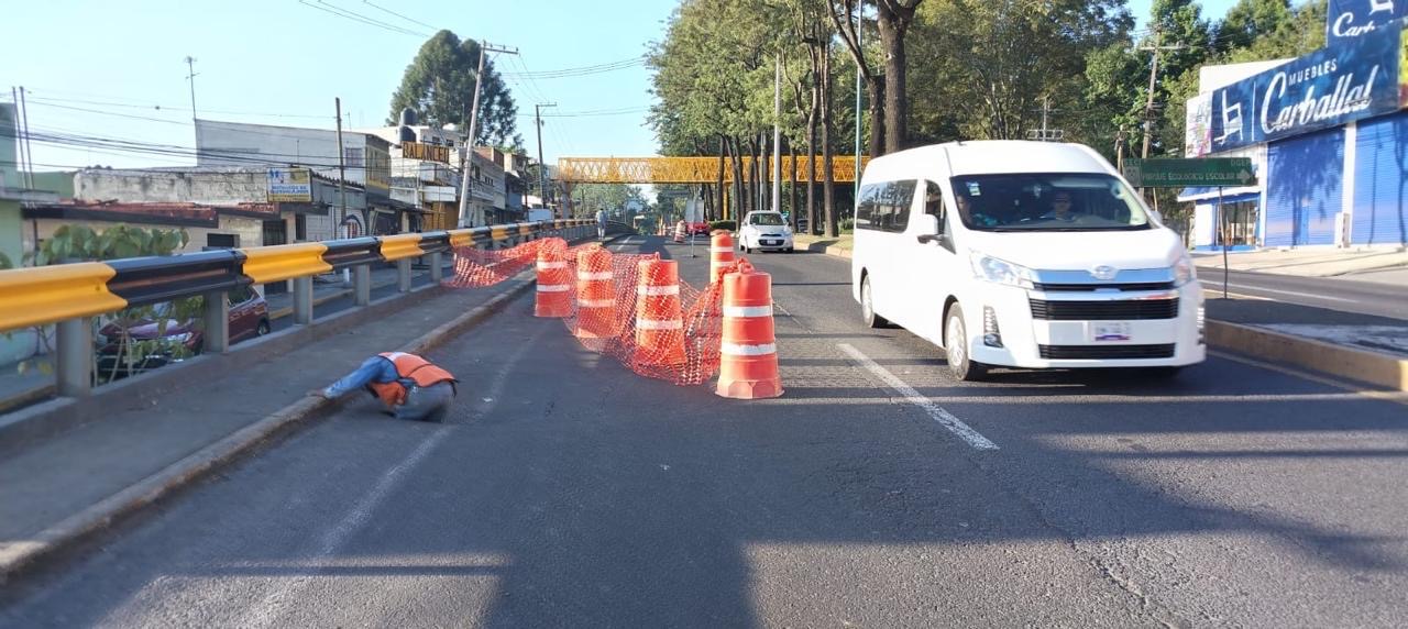Socavón en avenida Lázaro Cárdenas a la altura del puente Macuiltépetl en Xalapa