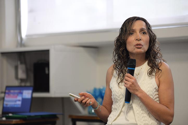 Investigadora Socorro Herrera Meza durante conferencia sobre síndrome metabólico en la Universidad Veracruzana