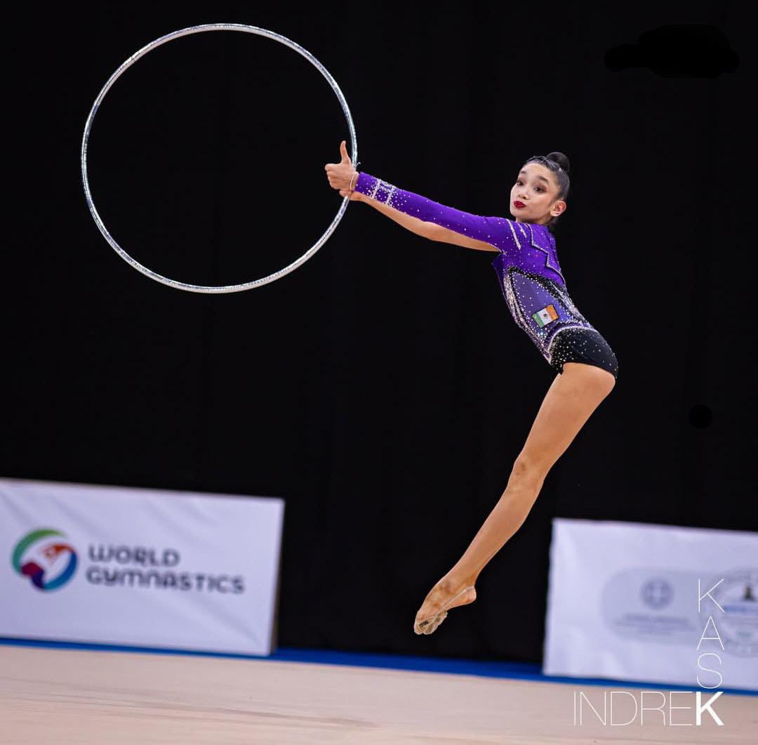Sofía Mai Ruiz en competencia de gimnasia rítmica
