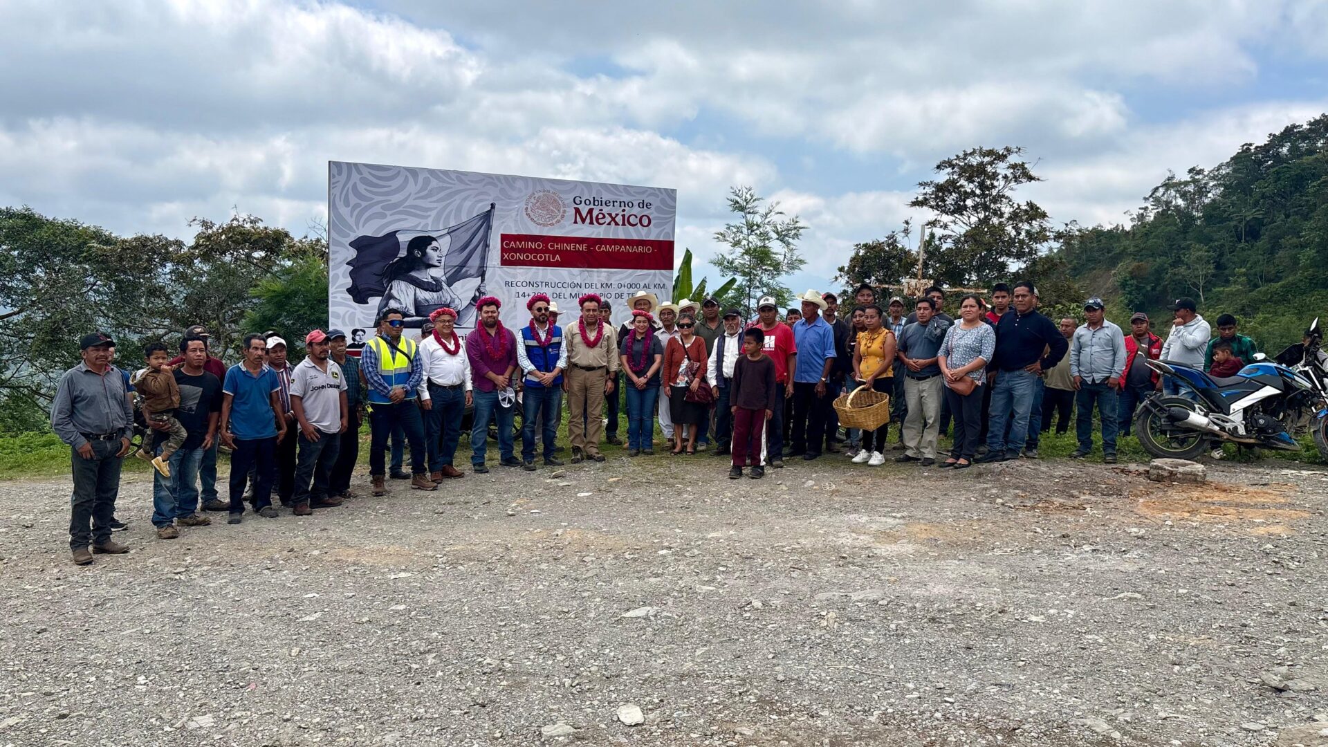 SICT avanza en reconstrucción de caminos en Zongolica