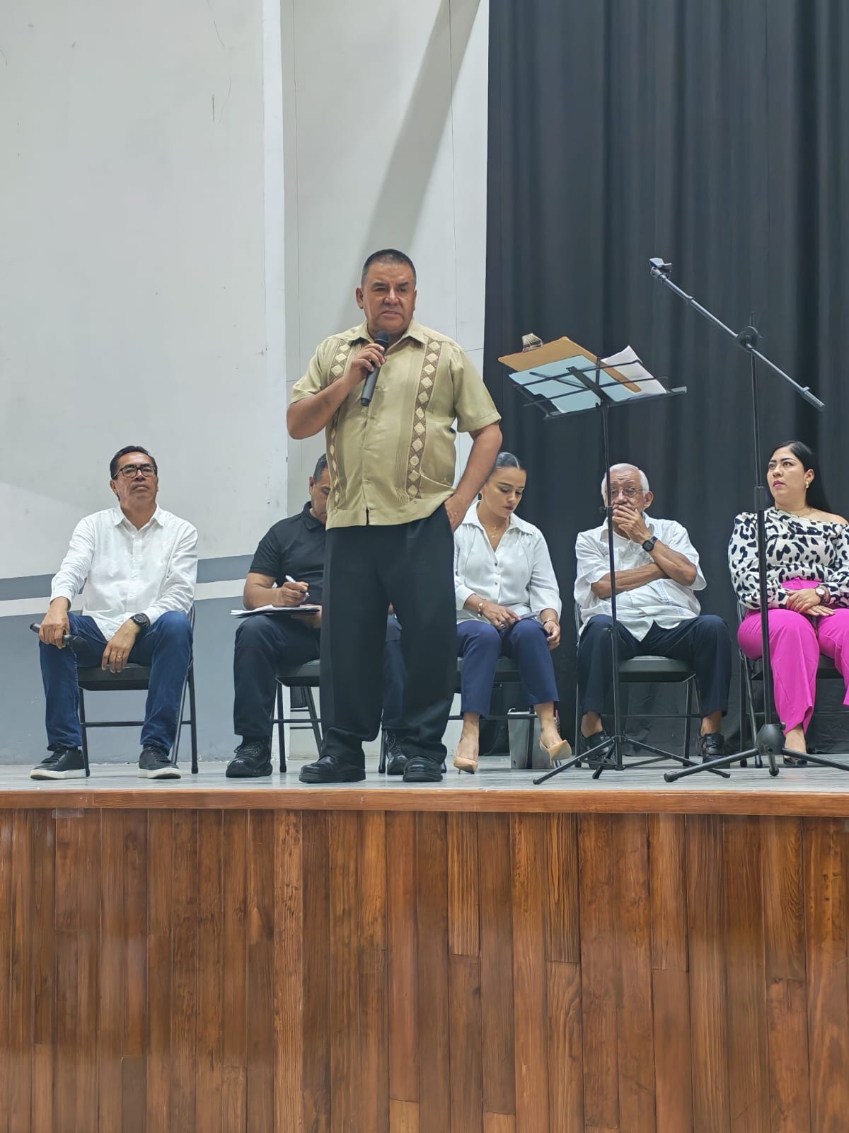 El presidente municipal de Banderilla, José Antonio Sangabriel, tomó protesta a 71 jefas y jefes de manzana en el palacio municipal.