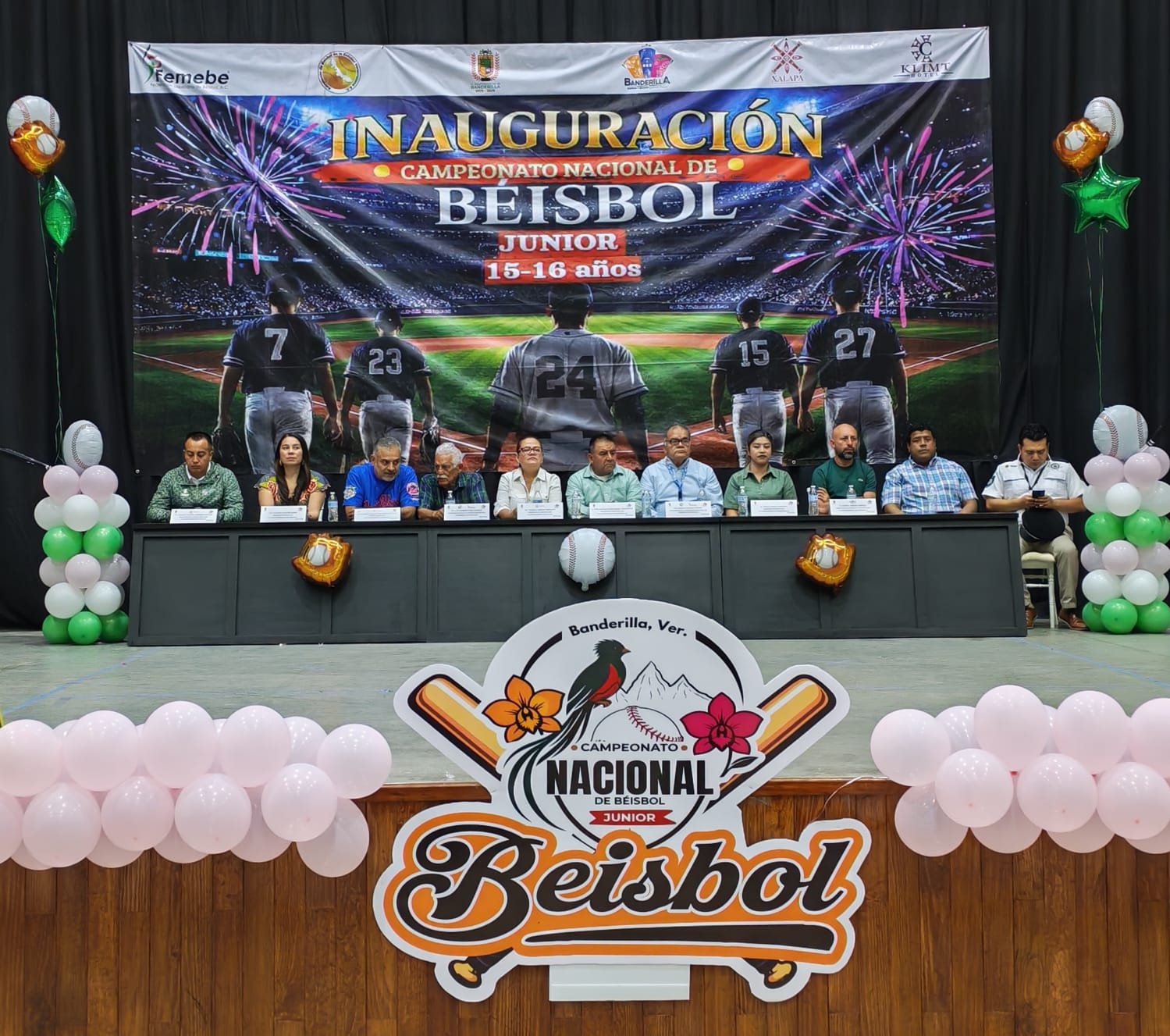 Alcaldesa Daniela Griego Ceballos lanza el batazo inicial en el Campeonato Nacional Junior de Béisbol