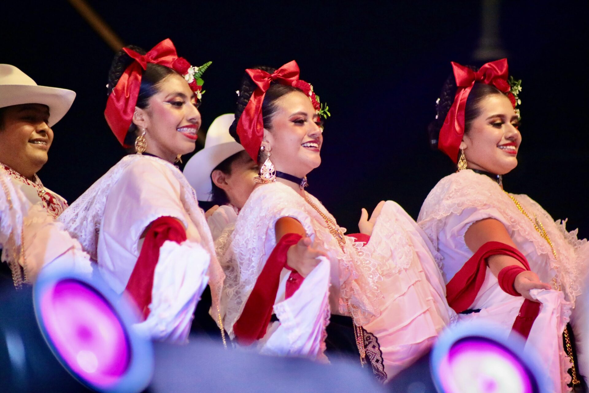Multitud reunida durante el Fandango Monumental de clausura de Yolpaki en Veracruz