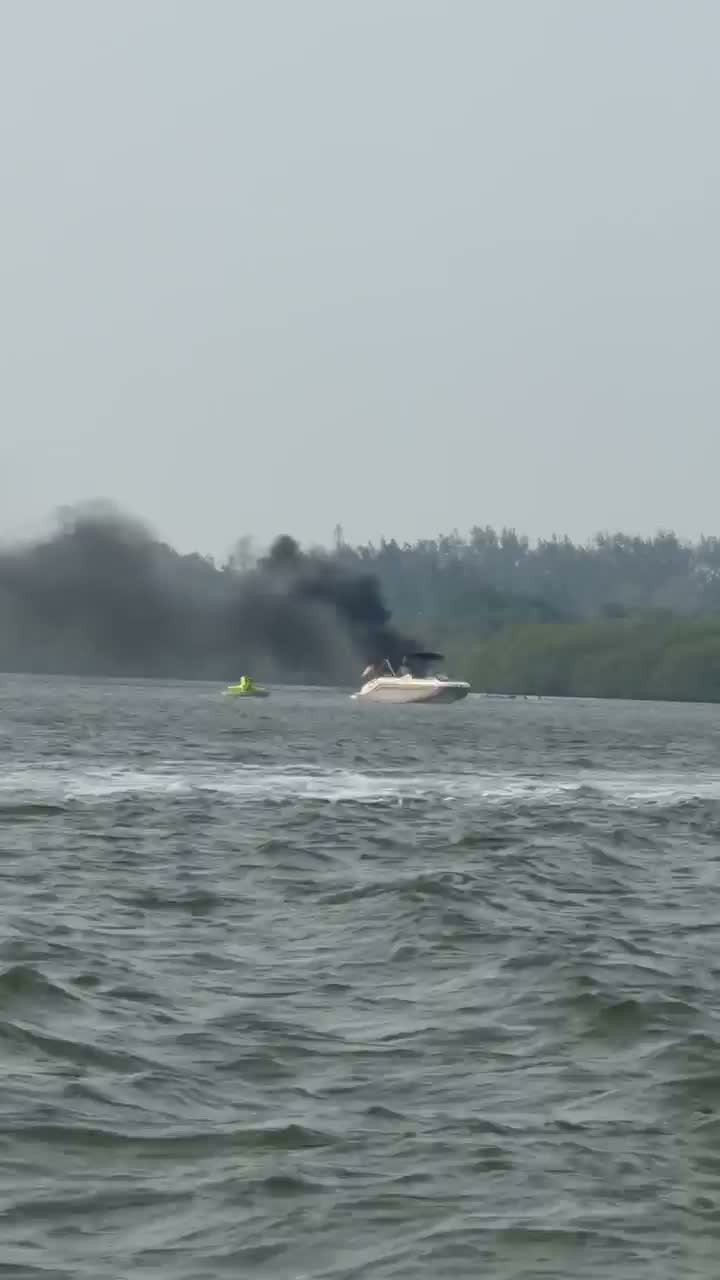 Diputado federal Zenyazen Escobar en moto acuática mientras se incendia yate en Boca del Río