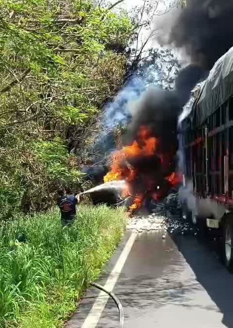 Incendio de tres tráileres paraliza la carretera 180 en Actopan