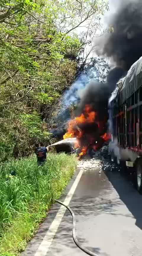 Incendio de tres tráileres en la carretera federal 180, en Actopan, Veracruz.