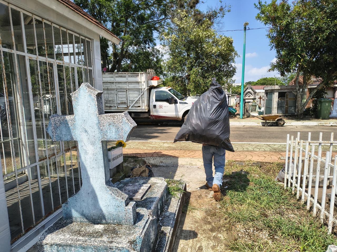 Jornada de saneamiento contra dengue en panteones de Xalapa
