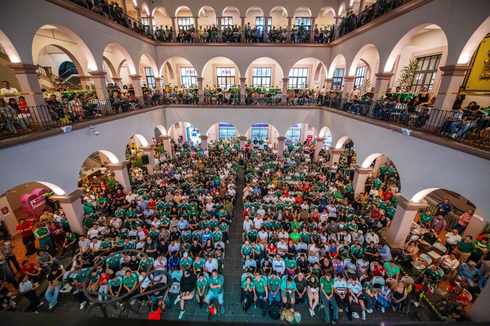 Afición reunida en la Zona Fan del Palacio Municipal de Xalapa para ver el partido México vs Corea