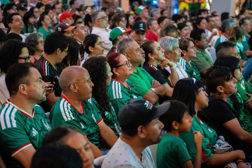Multitud de aficionados reunidos en la explanada del Palacio Municipal de Xalapa para ver el partido México vs Corea del Sur