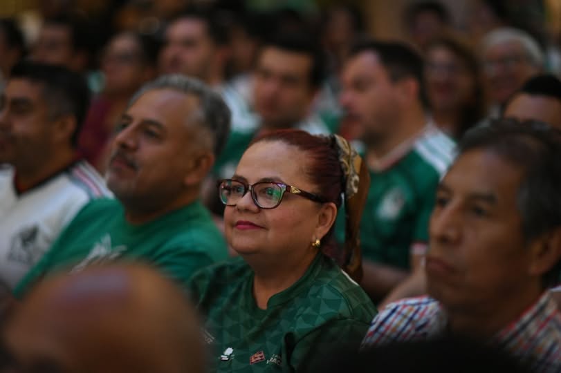 Aficionados reunidos en el patio central del Palacio Municipal de Xalapa viendo el partido de la Selección Mexicana en una pantalla gigante