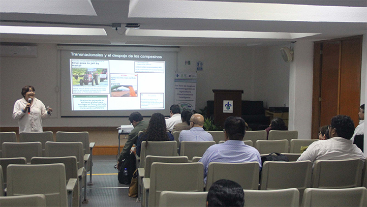 Conferencia magistral de agroecología en el Primer Foro de Avances de Investigación en Agricultura Climáticamente Inteligente de la UV