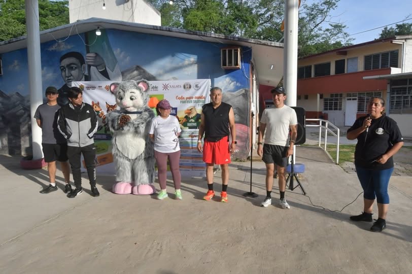 Alcaldesa de Xalapa participa en carrera escolar comunitaria