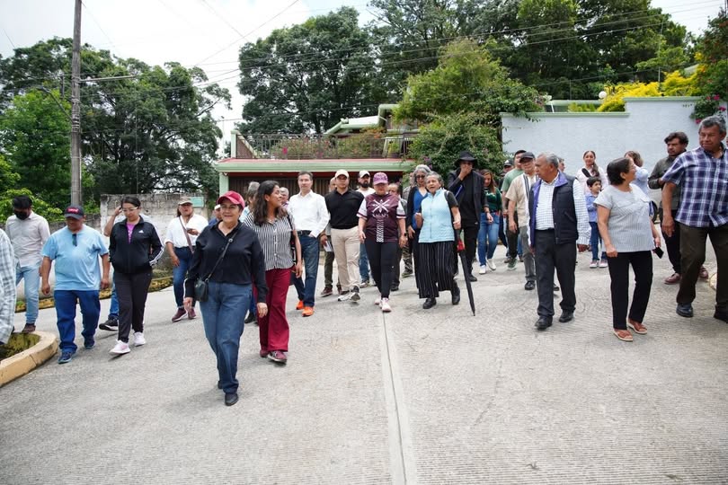 La alcaldesa de Xalapa Daniela Griego Ceballos durante un recorrido por la colonia Del Periodista