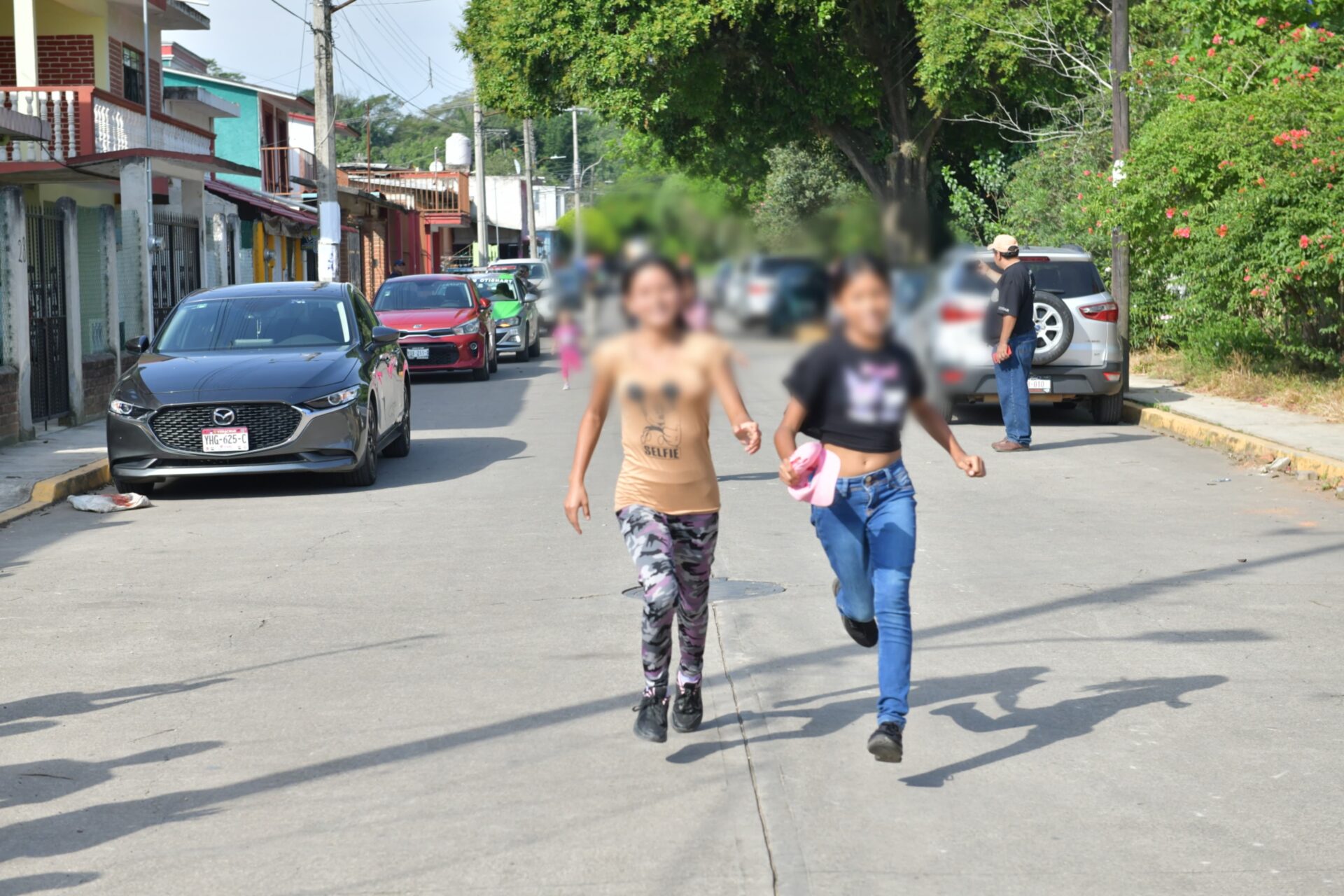 La alcaldesa Daniela Griego Ceballos corre en la carrera comunitaria en El Tronconal