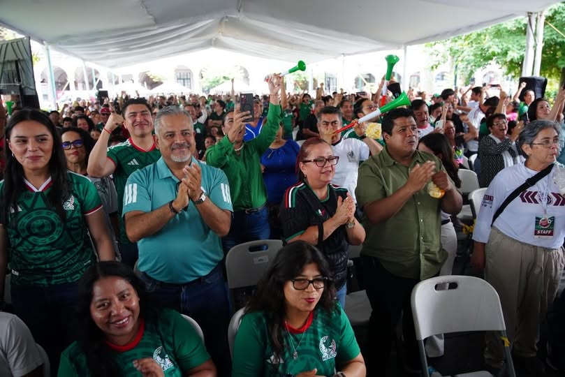 Alcaldesa Daniela Griego en la Zona Fan del parque Juárez durante el partido inaugural del Mundial 2026
