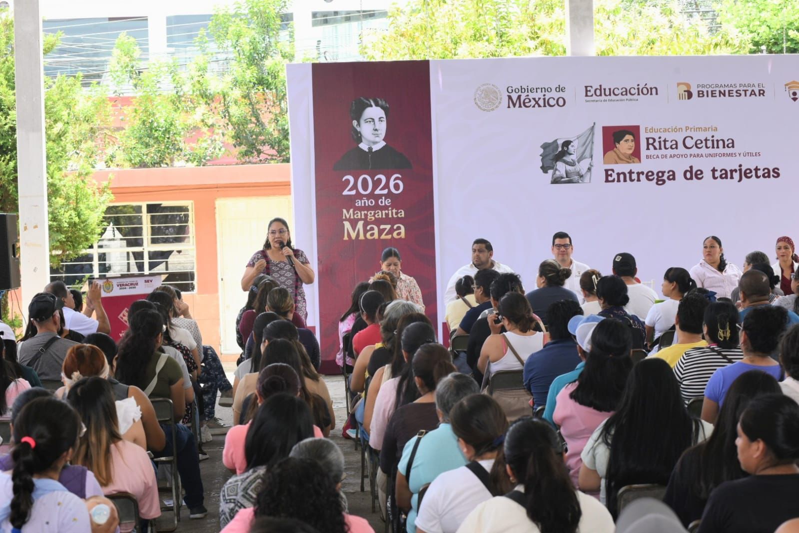 Entregan tarjetas Rita Cetina a 738 estudiantes en Xalapa