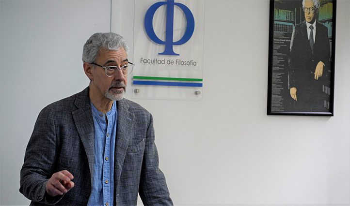 Anthony Steinbock durante conferencia en la Universidad Veracruzana sobre ejemplaridad