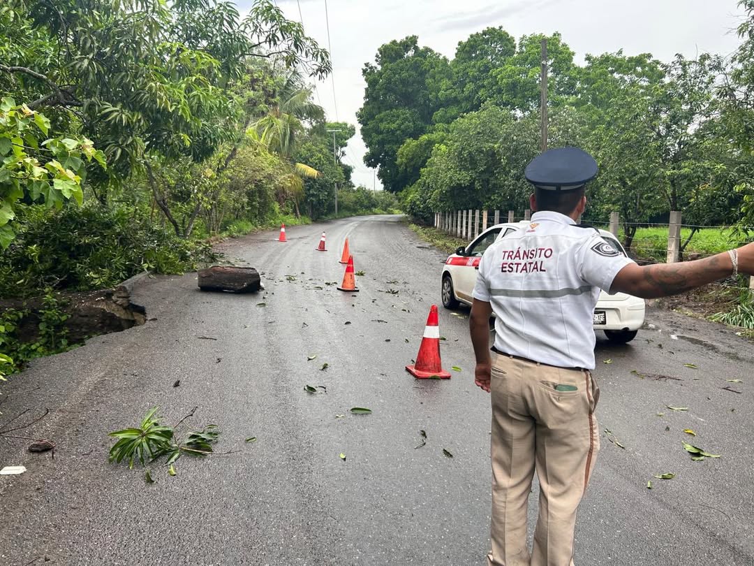 Elementos de Tránsito abanderan zona en carretera La Bocana-Actopan por afectación