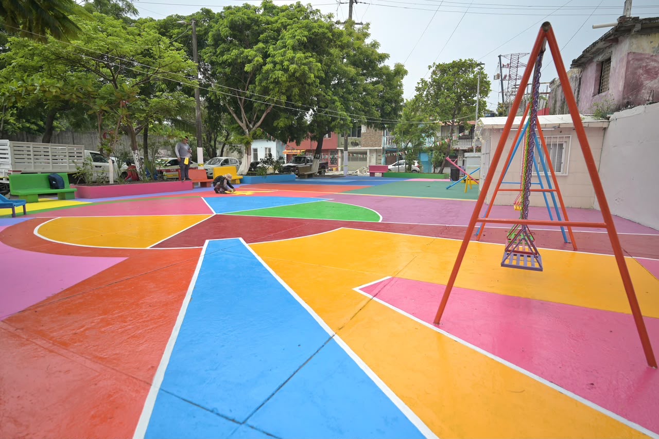 Trabajadores municipales realizan labores de poda y jardinería en el parque San Julián