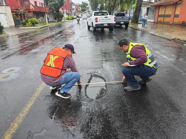 Trabajos de bacheo con mezcla en caliente en avenida Miguel Alemán de Xalapa