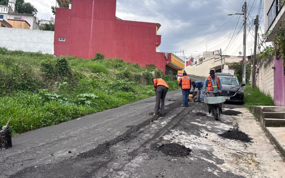 Vecinos agradecen a regidora Flor de María Mendoza por bacheo